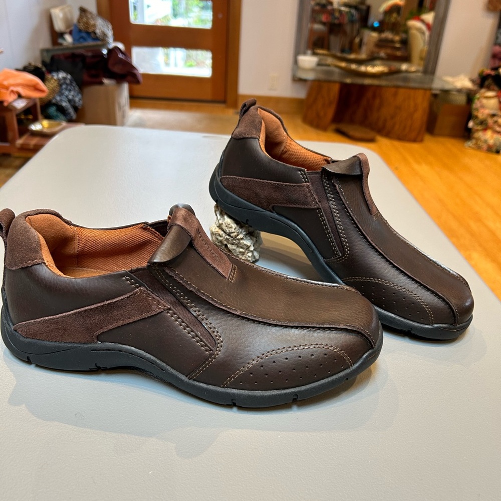 Leather Men’s slip on loafers with arch support.
